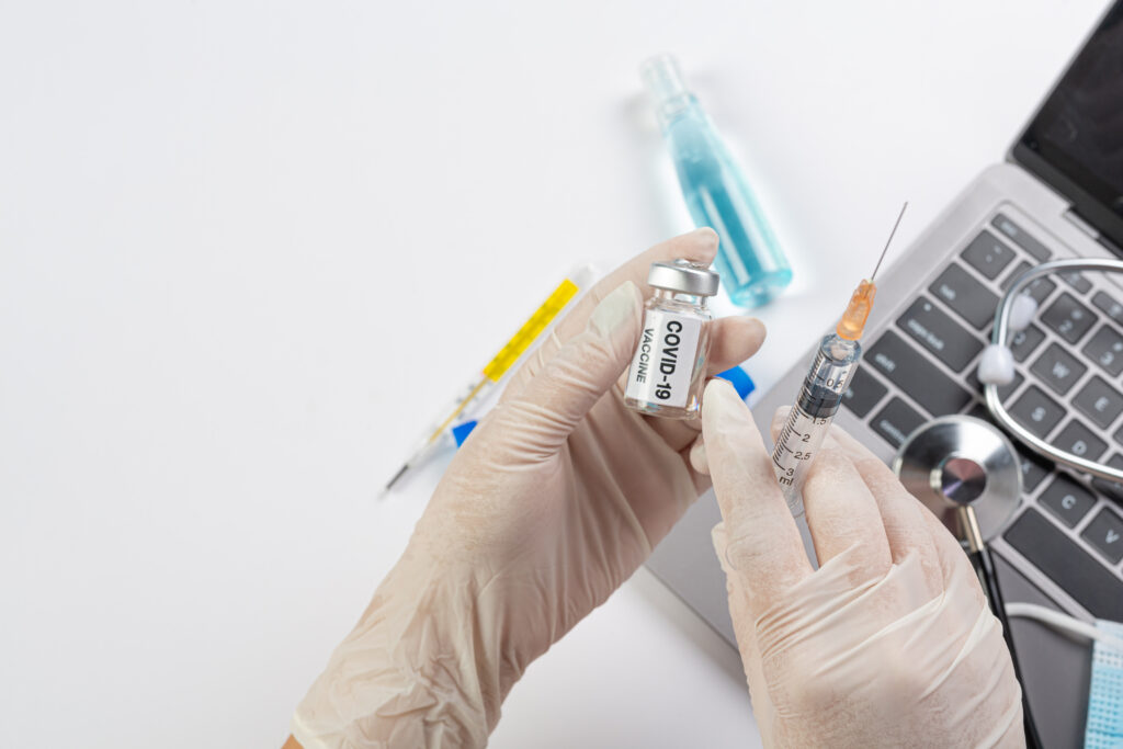 Скринінг раку шийки матки та вакцина ВПЛ Вакцина для скринінгу раку шийки матки ВПЛ у руці лікаря