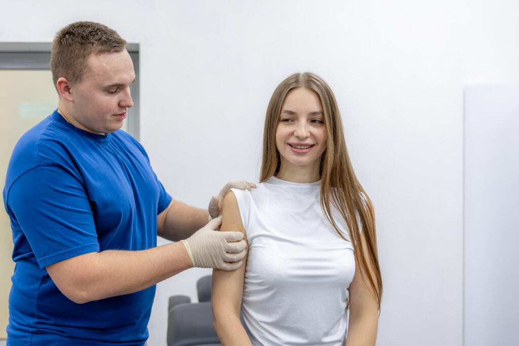 Коли йти до ортопеда після травми Лікар оглядає плече пацієнтки для діагностики пошкоджень суглобів після травми